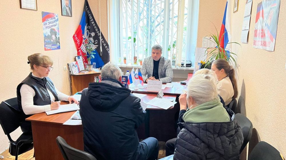 Василий Ткачук: Сегодня, 26 октября, провёл приём граждан в общественной приёмной Всероссийской Партии «ЕДИНАЯ РОССИЯ», Калининского района города Донецка