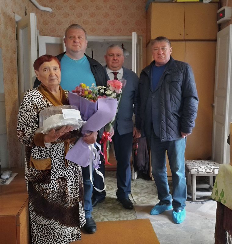 Акция добрых дел. Сегодня, 27 октября, активисты Всероссийской политической партии «Единая Россия» приняли участие в эстафете добрых дел, посвященной первой годовщине Донецкого регионального отделения ВПП «ЕДИНАЯ РОССИЯ»