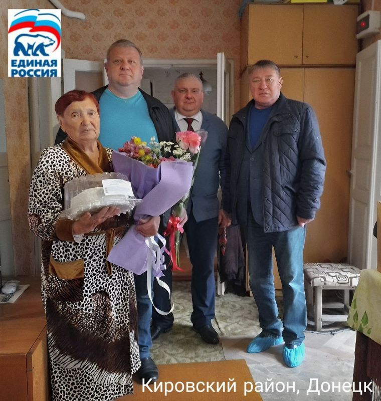 Акция добрых дел. 27 октября, активисты Всероссийской политической партии «Единая Россия» приняли участие в эстафете добрых дел, посвященной первой годовщине Донецкого регионального отделения ВПП «ЕДИНАЯ РОССИЯ»