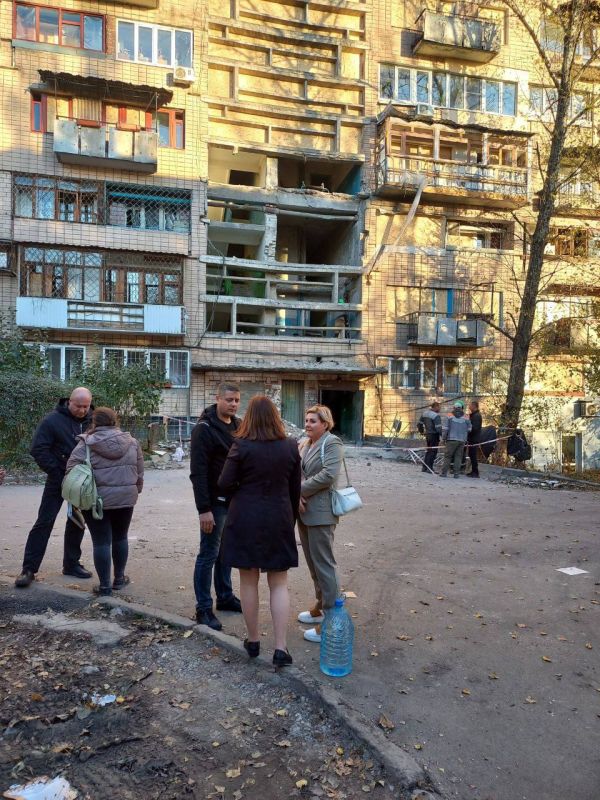 Василий Ткачук: Сегодня провел встречу с жильцами дома 25 по улице Карпинского, после обращения граждан в администрацию Калининского района по вопросу