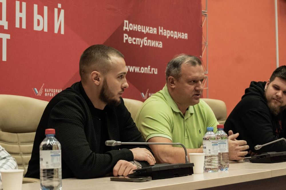 Кирилл Макаров и Алексей Кулемзин встретились с дружинниками ДНР