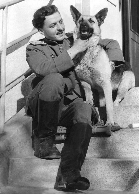 Как и обещал, буду публиковать военную лирику Юрия Левитанского, практически неизвестную современному читателю: она не переиздавалась с 1947 года до «нулевых» - да и в «нулевые» вышла только в двух малотиражных его собраниях