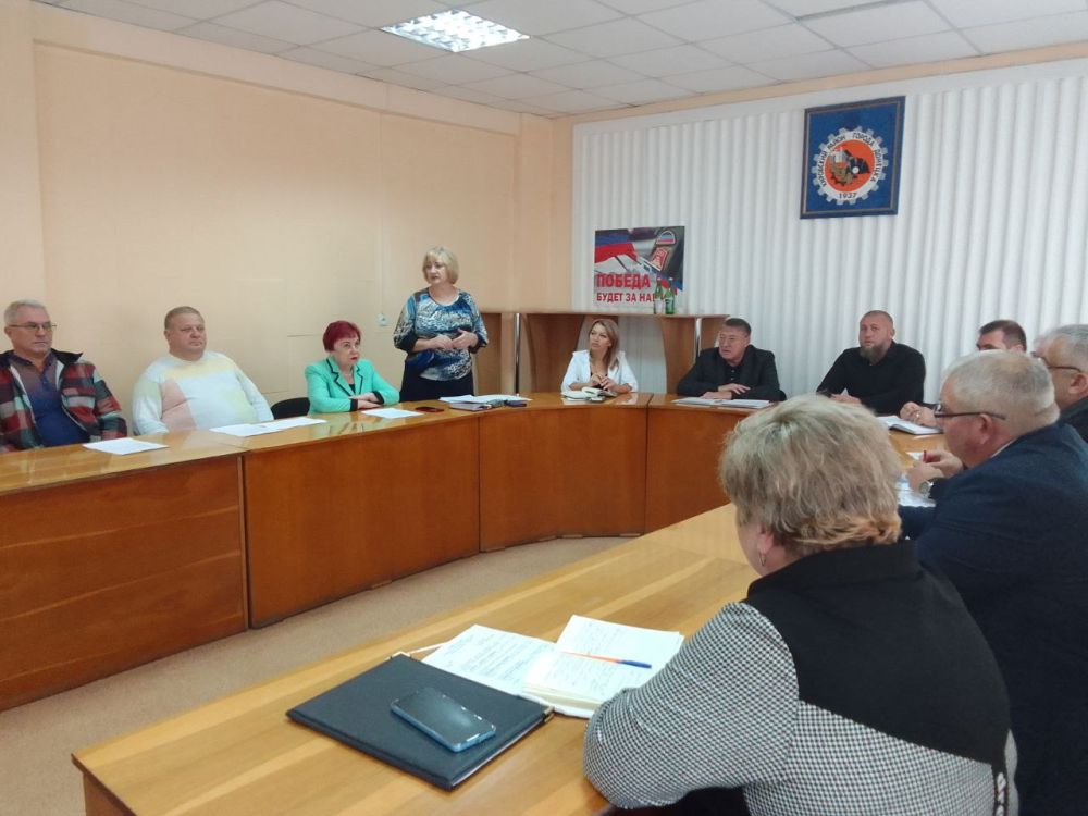 Юрий Будрин: Сегодня, 2 ноября, в администрации Кировского района г. Донецка состоялось аппаратное совещание с участием депутатов Народного и городского советов, руководителей предприятий, учреждений и организаций района, должностных лиц администрации