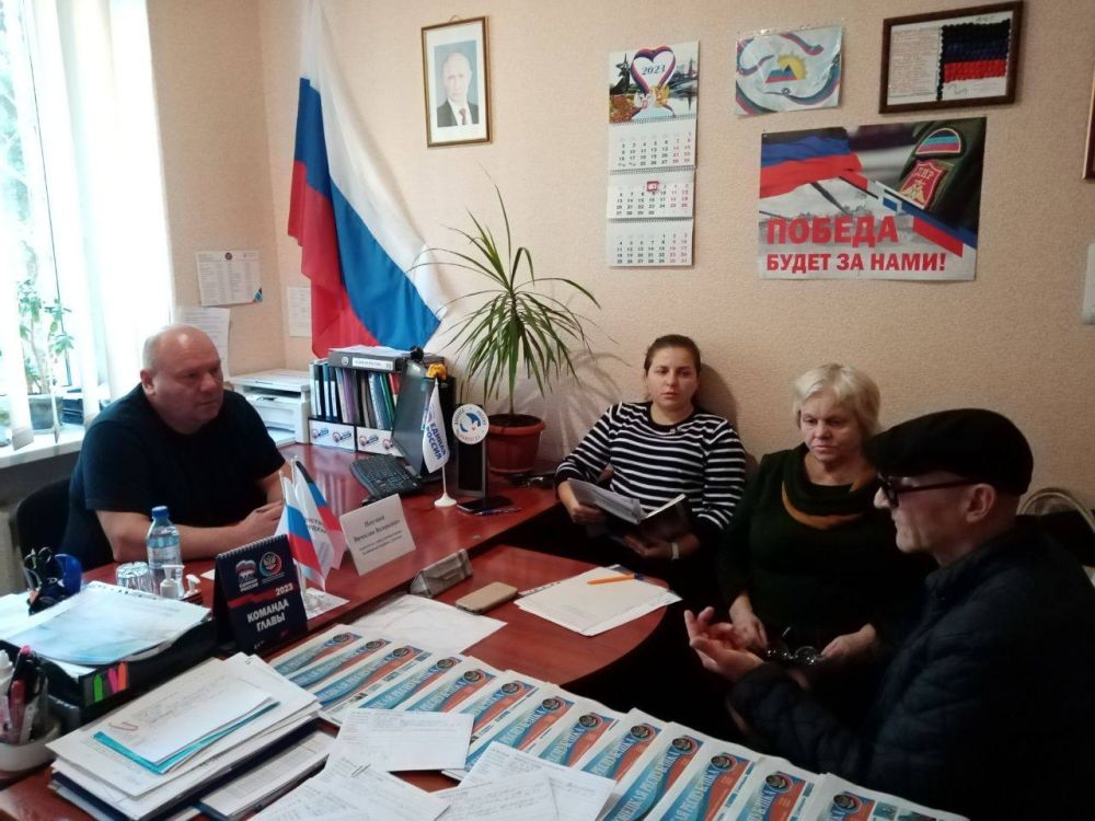 Василий Ткачук: Сегодня, 2 ноября, в общественной приемной Всероссийской политической партии «Единая Россия», Калининского района города Донецка состоялся приём граждан заместителем главы администрации района Вячеславом Пахущим