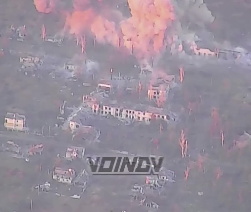 Евгений Лисицын: Начинаем утро с новых кадров прилетов пары УМПК по украинским ПВД в Новомихайловке на Южно-Донецком направлении