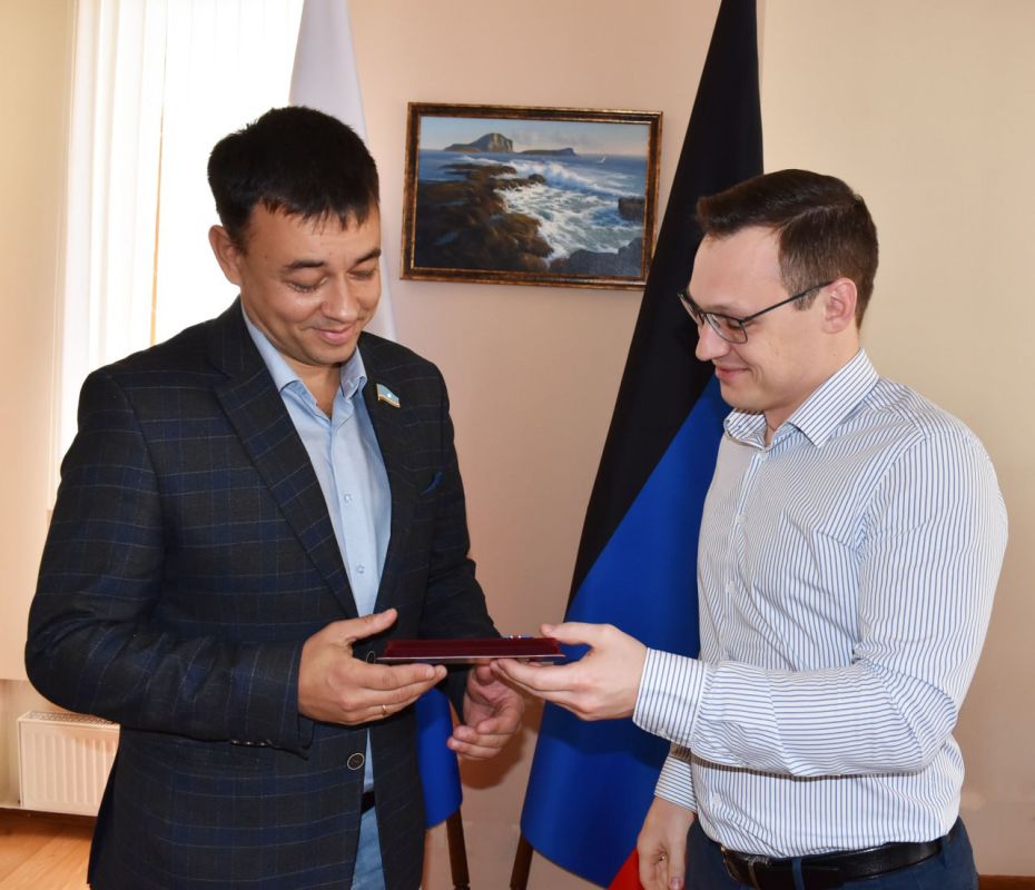 Дмитрий Гарцев: Знак отличия "За заслуги перед Донецкой Народной Республикой" II степени вручил сегодня главному врачу Якутской республиканской офтальмологической клинической больницы Ивану Луцкану