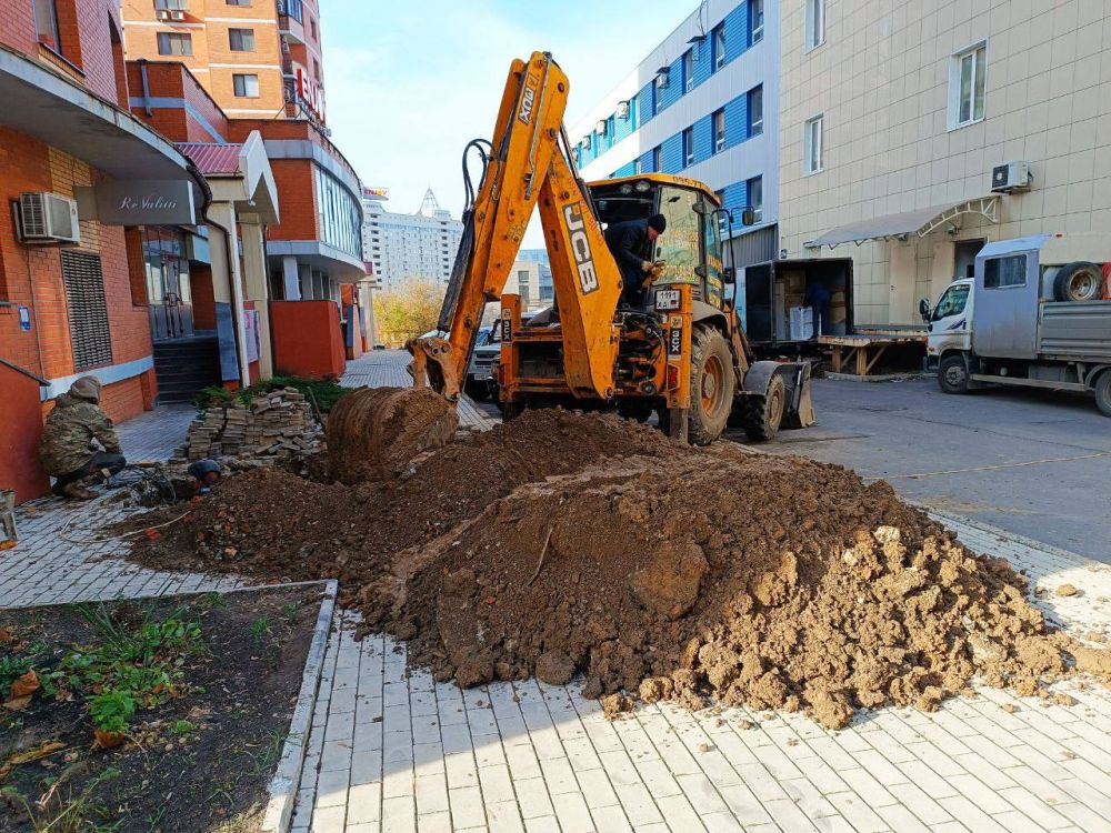 Василий Ткачук: Сегодня в Калининском районе г.Донецка, по адресу: проспект Ильича, 21 "А" силами специалистов шефа-региона г.Москвы проводились работы по ликвидации утечки на водопроводе д=100 мм