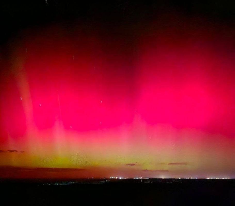 Ярко-красным, розовым, багровым с зелеными проблесками выглядит сегодня небо в разных регионах юга и центра России
