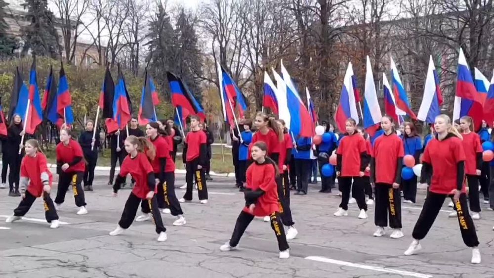 Наша сила – в единстве. В этом уверены жители Дебальцево. В День народного единства они устроили праздничный флешмоб с...