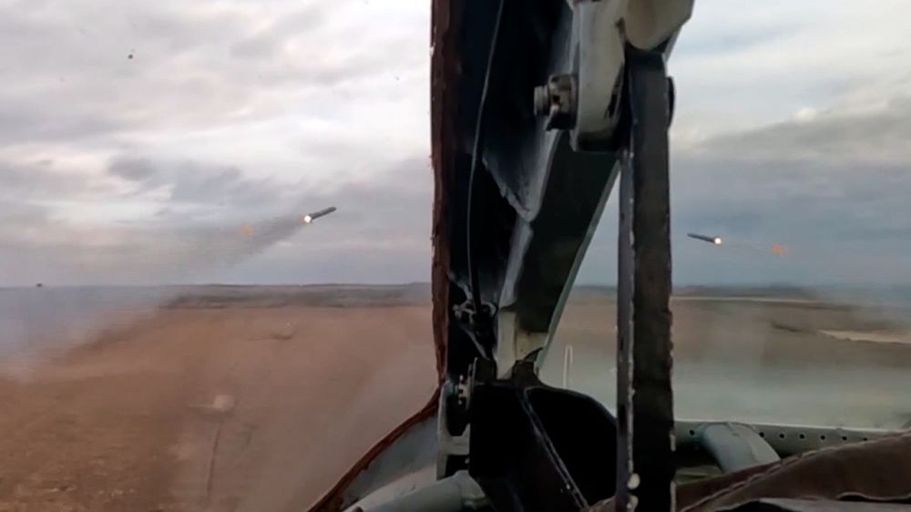 Штурмовики Су-25 разнесли ракетами бронетехнику украинских боевиков