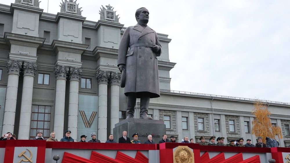 В Самаре 7 ноября прошел «Парад Памяти» на площади Куйбышева