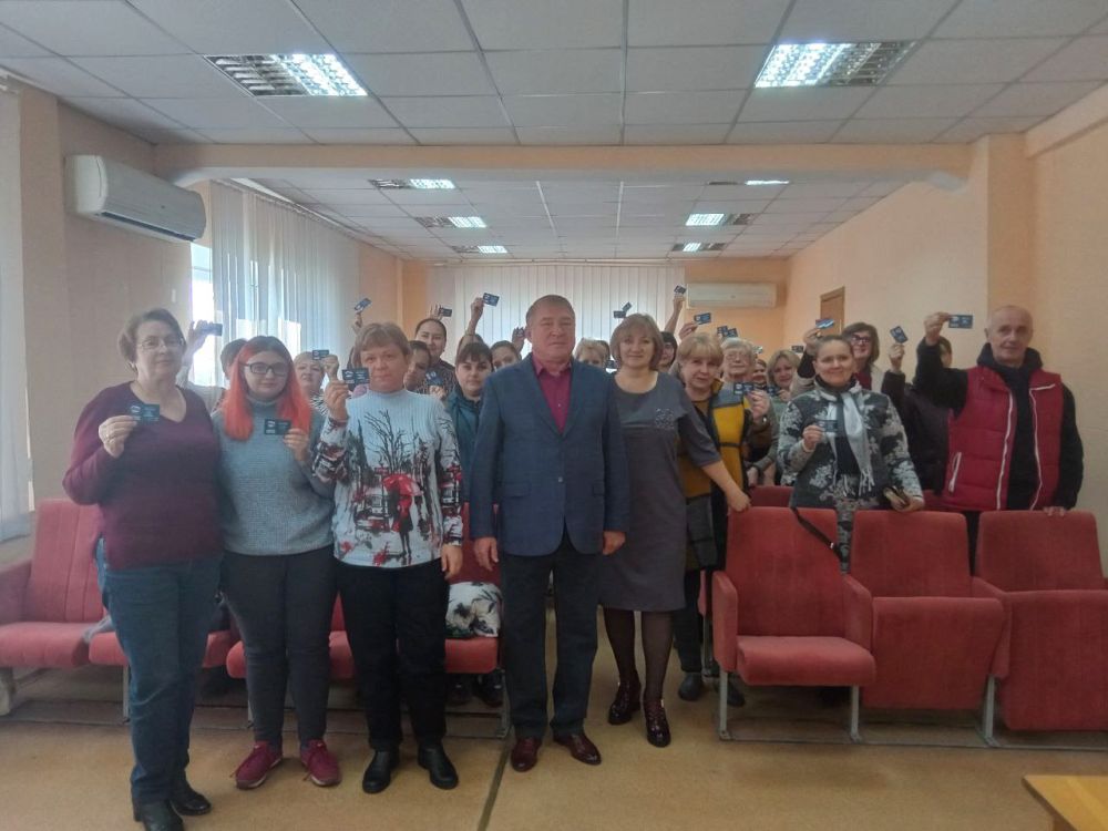 Юрий Будрин: ЕР ДНР: Жители Кировского района Донецка получили партбилеты Единой России