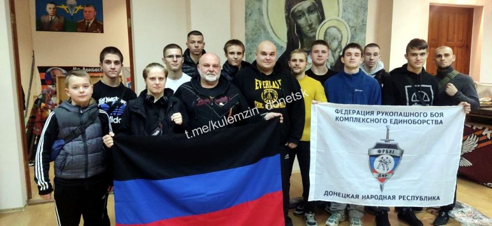 Алексей Кулемзин: Команда Донецкой Народной Республики 4 и 5 ноября участвовала в г. Симферополе в Чемпионате и Первенстве Республики Крым по рукопашному бою. Возглавлял делегацию президент федерации рукопашного боя ДНР Юрий Сивоконенко