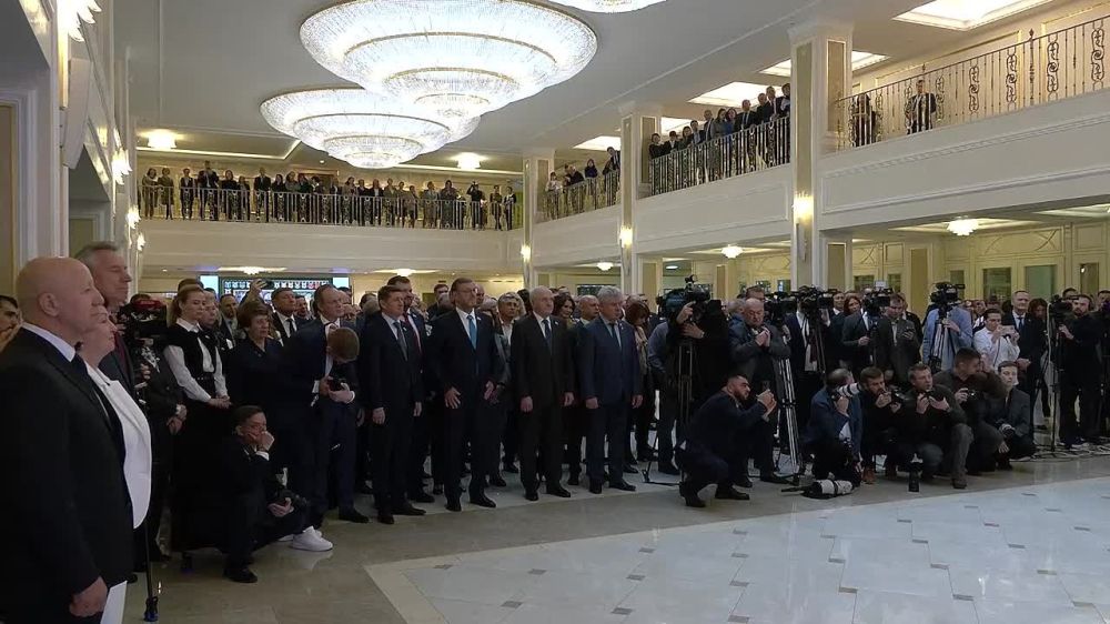 Денис Пушилин: Олег Моргун, временно исполняющий полномочия главы муниципального образования городского округа Мариуполя, в Совете Федерации принял Меч Победы, которым удостаиваются города воинской славы России