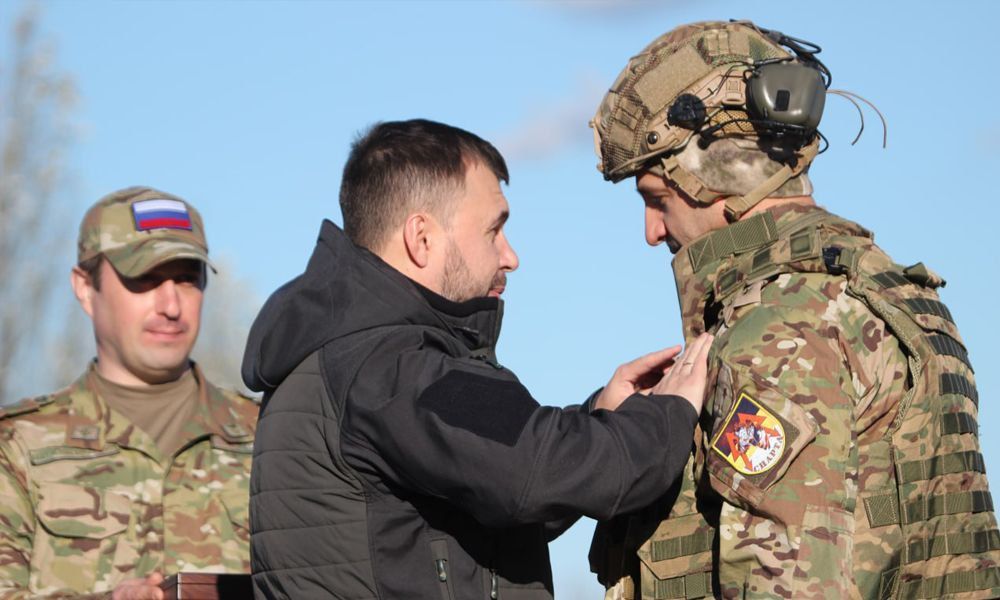 7 ноября на Саур-Могиле состоялось торжественное награждение отличившихся бойцов и командиров республики «Золотыми звездами» с присвоением званий «Герой Донецкой Народной Республики»