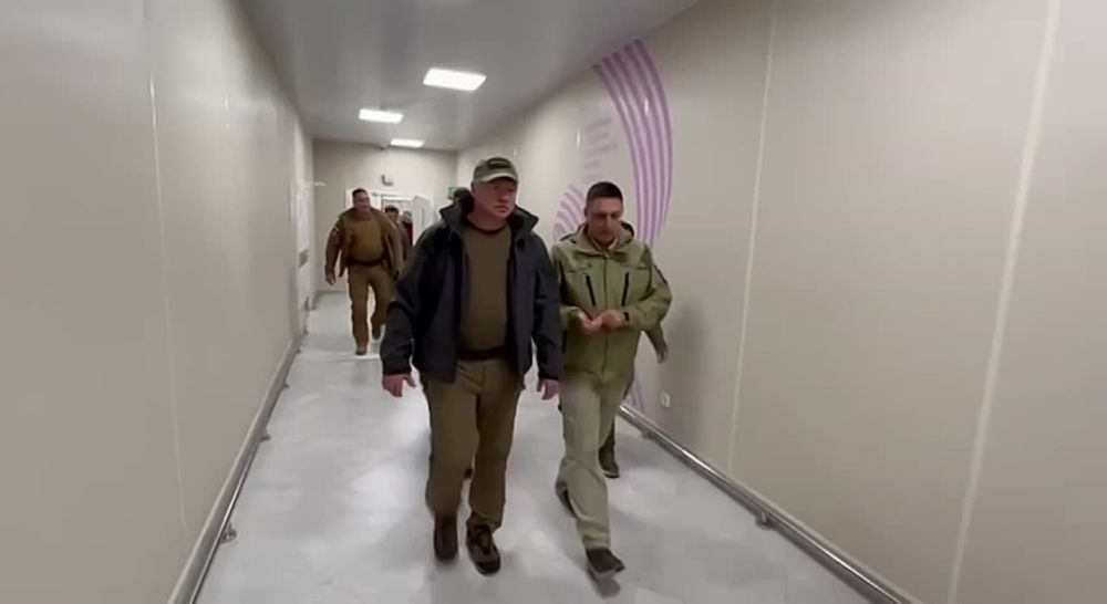 Марат Хуснуллин проинспектировал стройки в ДНР. Вице-премьер Марат Хуснулин посетил Мариуполь и Донецк, чтобы проверить строящиеся и сданные объекты