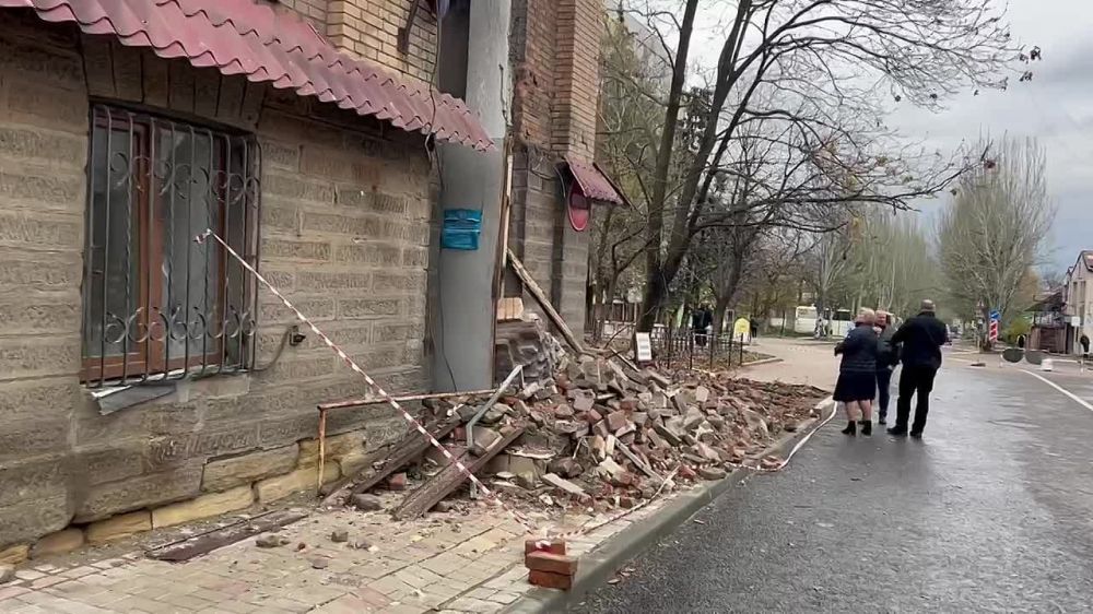 Родион Мирошник: Городские службы Донецка убирают последствия террористического удара по центру труда и соцзащиты…