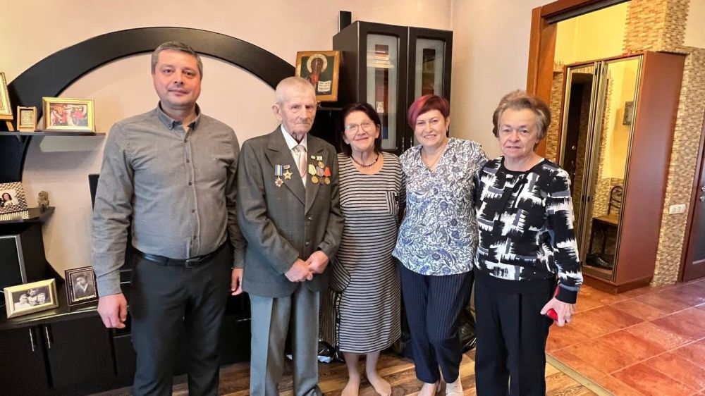 Василий Ткачук: Сегодня, 14 ноября, поздравил с 90 - летним юбилеем жителя блокадного Ленинграда - Юрия Максимова