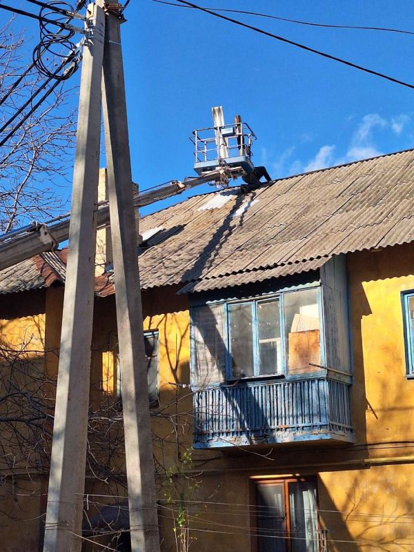 Василий Ткачук: Муниципальным унитарным предприятием администрации города Донецка "Управляющая компания", ведутся работы по текущему ремонту шиферной кровли дома № 41 по улице Цусимская