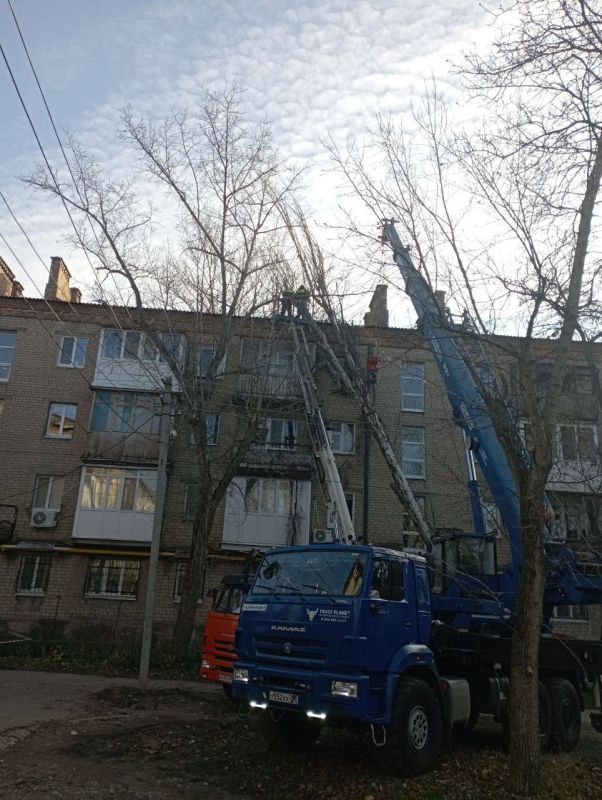 Василий Ткачук: Сегодня, сотрудниками МЧС были проведены работы по спилу аварийного дерева по улице Герцена 63
