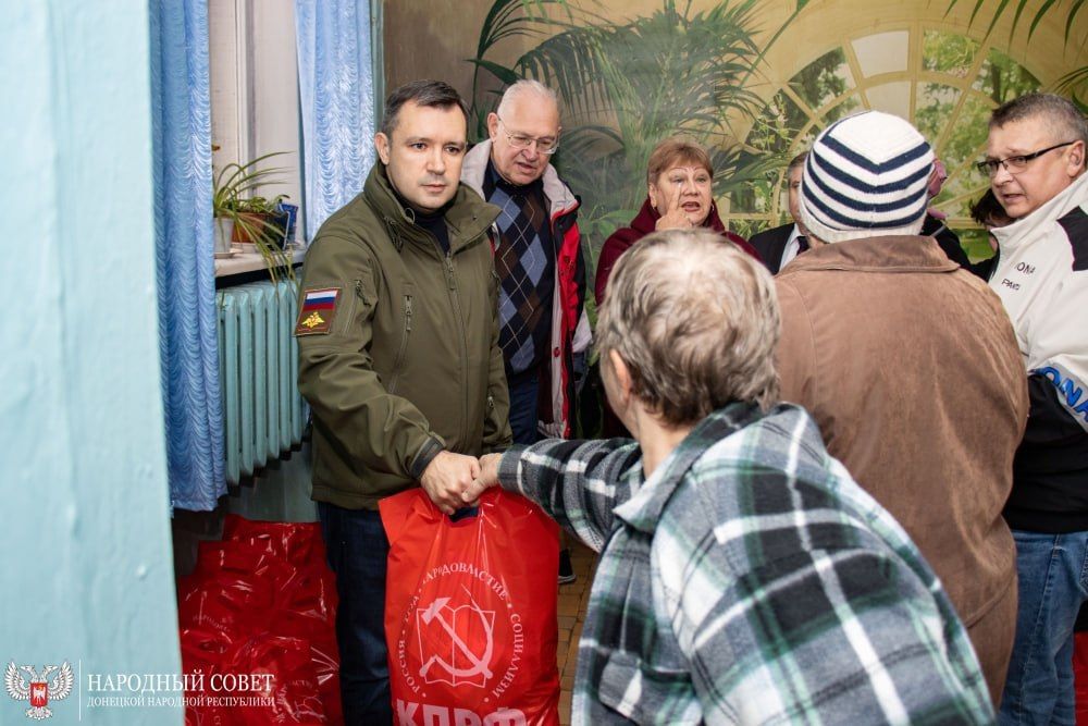 Заместитель Председателя Народного Совета ДНР Николай Сытов и депутаты от фракции КПРФ посетили пункт временного размещения жителей Красного Лимана и выдали гуманитарную помощь от партии
