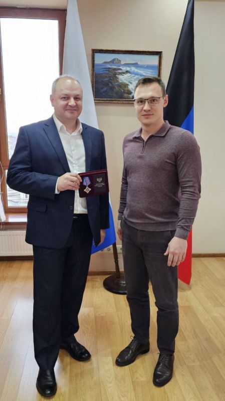 Дмитрий Гарцев: Сегодня День рождения отмечает замечательный человек и первоклассный специалист, директор Института неотложной и восстановительной хирургии им В.К. Гусака Роман Викторович Ищенко!