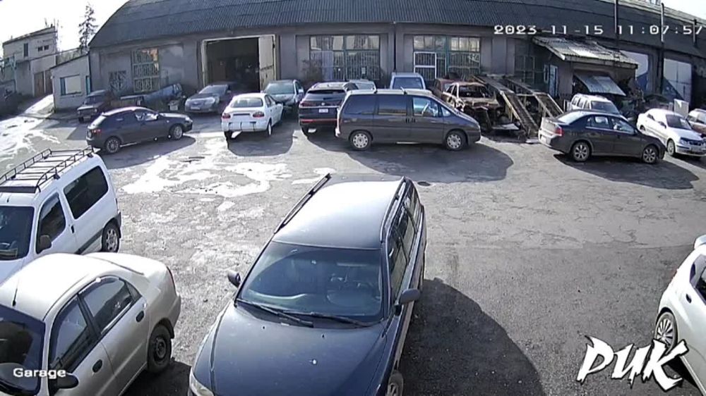 Камера наружного видеонаблюдения зафиксировала момент разрывы снаряда ВФУ на территории одной из станций технического обслуживания в центре Горловки 15.11.2023 г