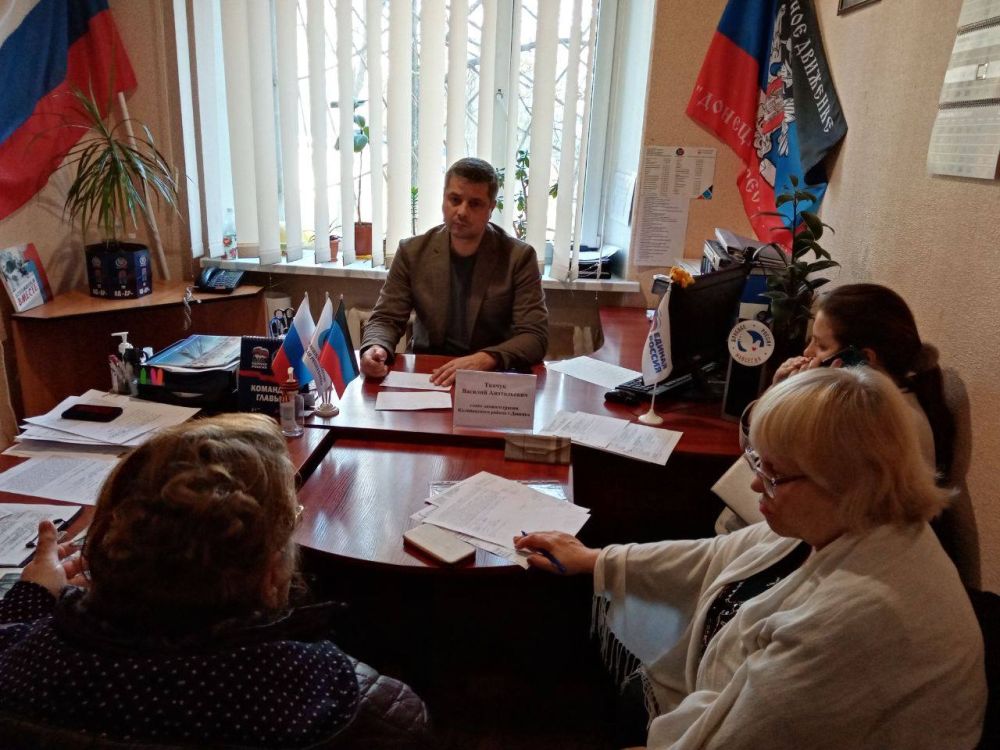 Василий Ткачук: Сегодня, 16 ноября, провёл приём граждан в общественной приёмной Всероссийской Партии «ЕДИНАЯ РОССИЯ» Калининского района города Донецка
