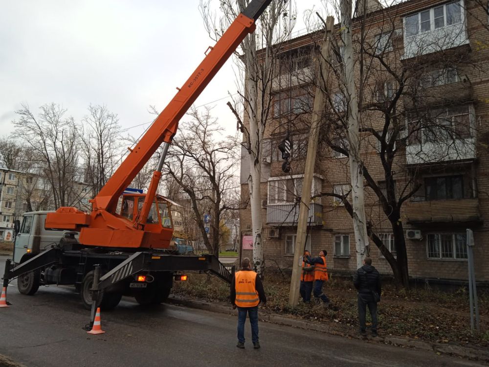 Василий Ткачук: Сегодня в Калининском районе г. Донецка силами МУП АГД "ДОНЕЦКГОРСВЕТ", во избежание аварийной ситуации, ведутся работы по выравниванию железобетонной опоры по улице Краснодонская, 60
