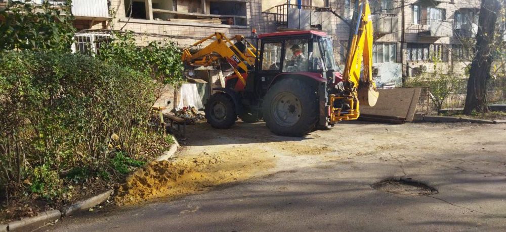 Василий Ткачук: Силами подрядной организации г. Москва после проведения ремонтно-восстановительных работ выполняется вывоз мусора по улице Карпинского, 25