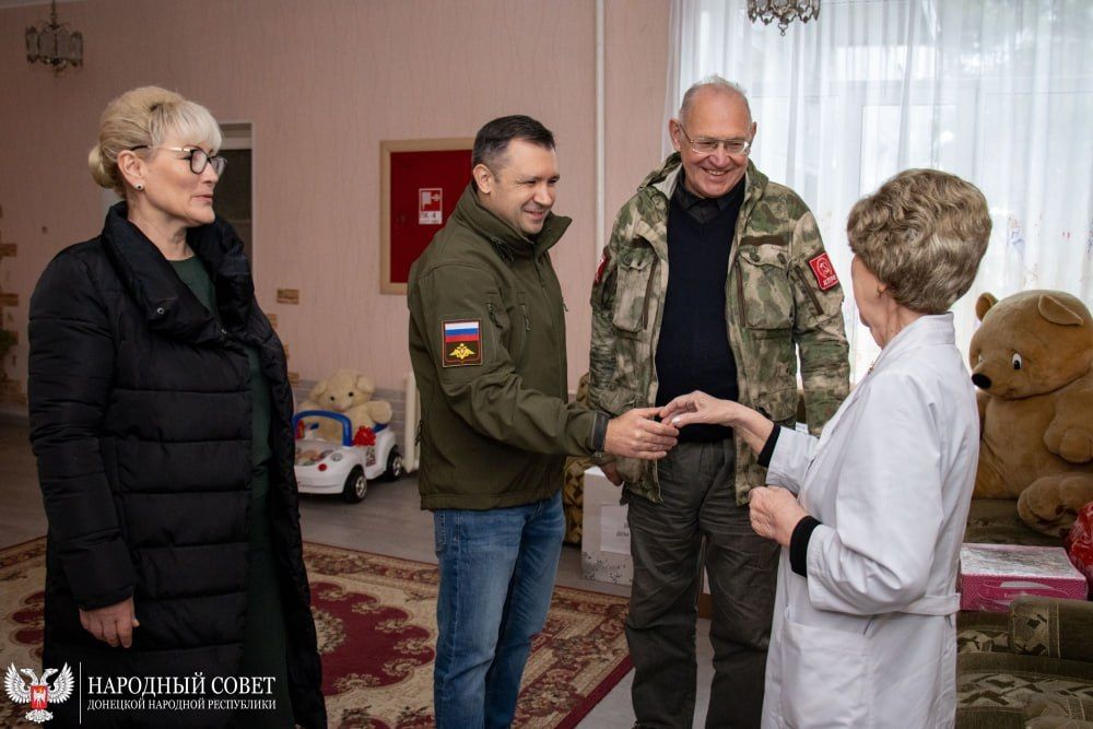 Заместитель Председателя Народного Совета ДНР Николай Сытов, депутат от КПРФ Борис Литвинов и помощник вице-спикера...