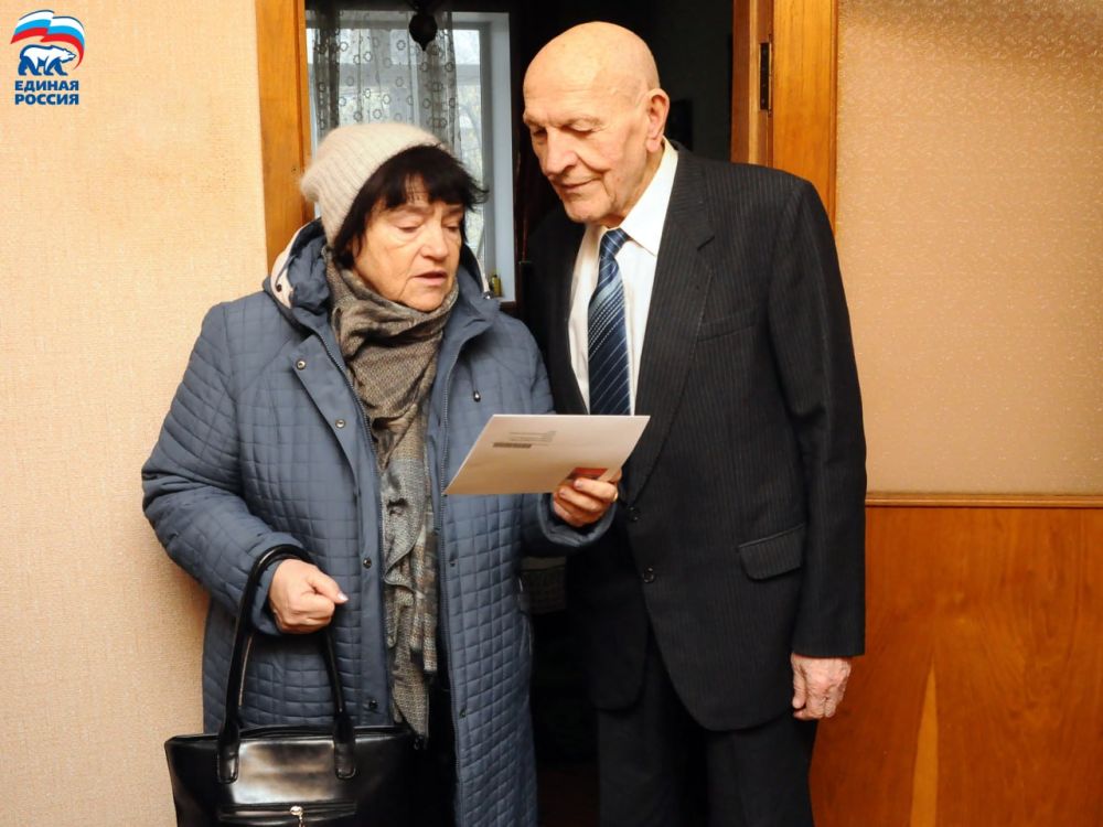 Волонтёры Единой России совместно с председателем Ворошиловской районной в городе Донецке организации Ветеранов Асей Книшевицкой продолжают посещать жителей района почтенного возраста