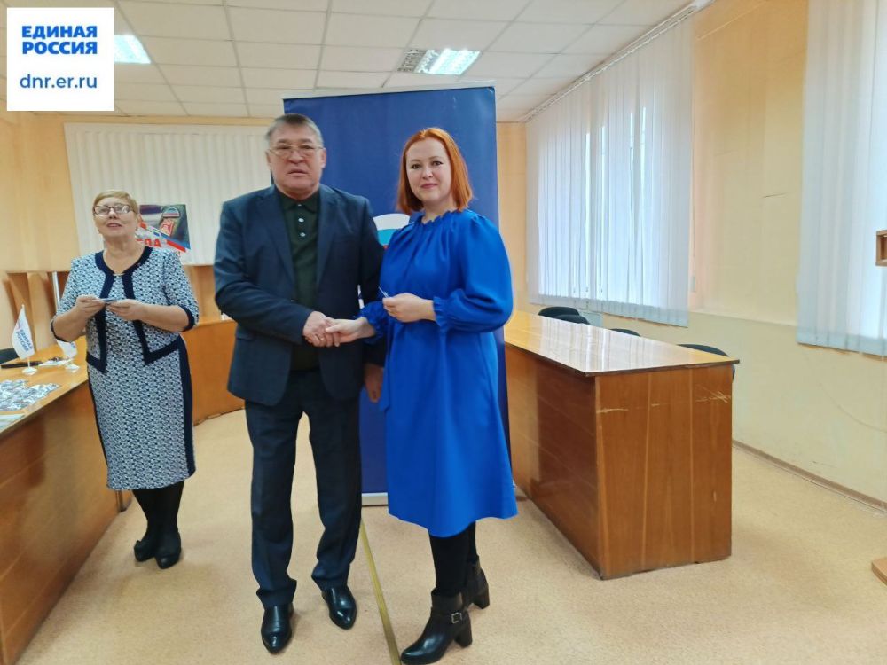 Сегодня, 21 ноября 2023 года глава администрации Кировского района г. Донецка Юрий Будрин провел торжественное вручение Партийных билетов Всероссийской политической партии