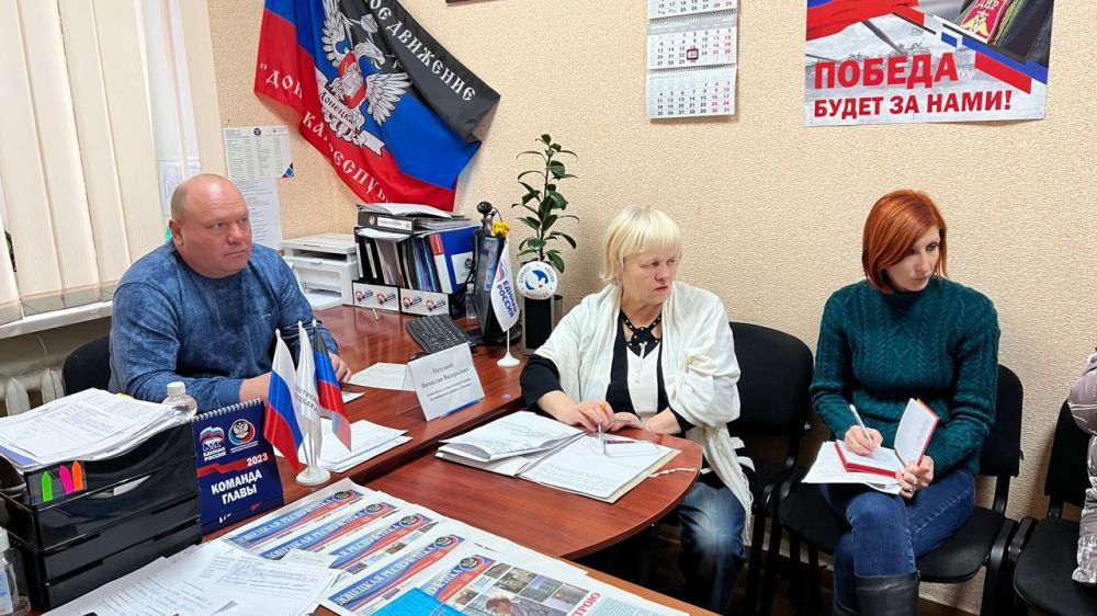 Василий Ткачук: Сегодня, 22 ноября, в общественной приемной Всероссийской политической партии «Единая Россия» Калининского района города Донецка состоялся приём граждан заместителем главы администрации района Вячеславом Пахущим