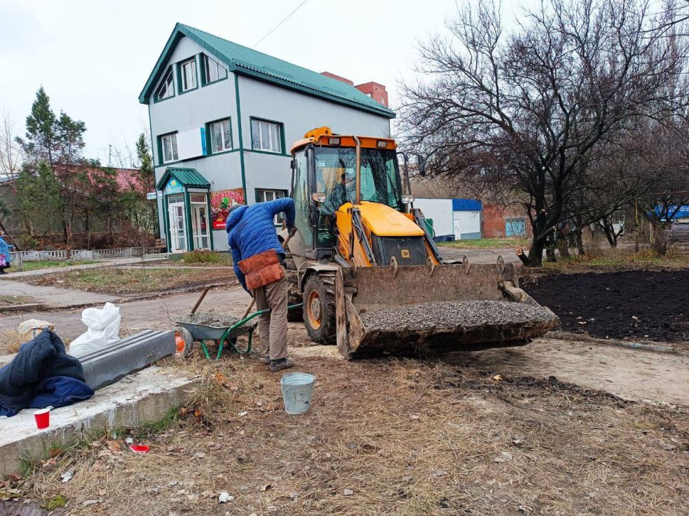 Василий Ткачук: Сегодня силами ГБУ "Автодороги г. Москва" ведутся работы по благоустройству места разрытия после выполненных ремонтных работ на наружных сетях теплоснабжения по адресу: ул. Марии Ульяновой, 65
