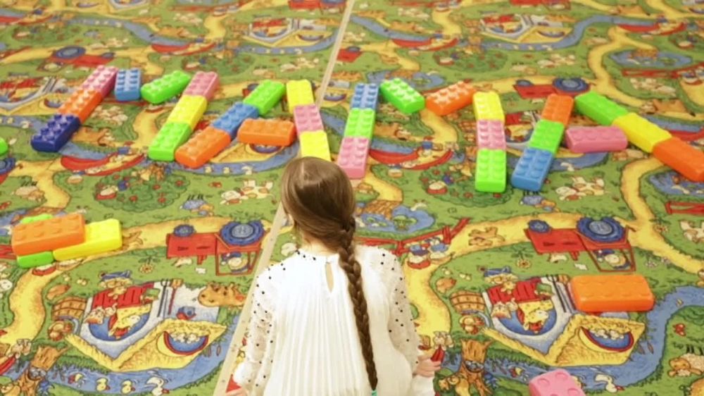 Мама – самое первое слово. Вот такое поздравление с Днем матери записали ученики Донецкой гимназии №6, которую возглавляет депутат Донецкого городского совета Альбина Афенченко. Ребята очень душевно рассказывают о главном человеке в жизни каждого – о маме