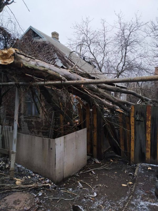 Василий Ткачук: Администрацией Калининского района города Донецка совместно с 9 ПСЧ ГПСО г. Донецка МЧС ДНР Калининского района и добровольцами из донецкого регионального отделения