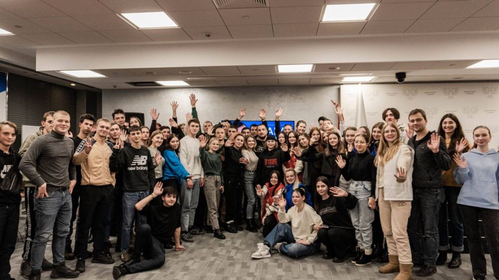 Арарат Кещян провел диалог с молодежью ДНР. Известный российский актер, теле- и радиоведущий посетил город Донецк и пообщался с активистами молодежных общественных организаций