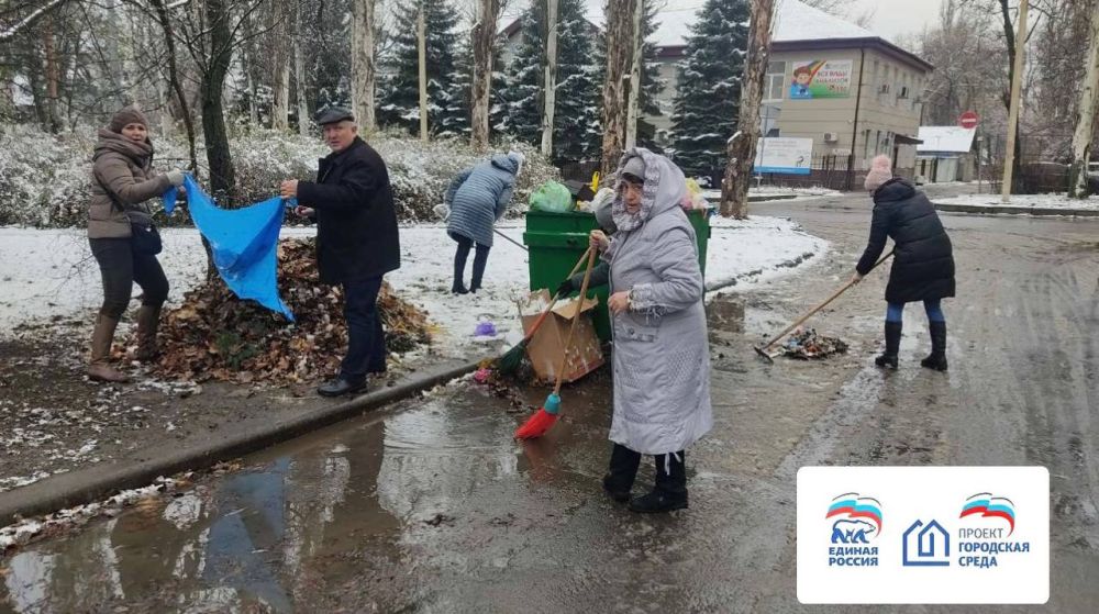 Василий Ткачук: Сегодня, в рамках реализации партийного проекта «Городская среда», сотрудники администрации Калининского района г. Донецка, приняли участие в еженедельной экологической акции «Чистый четверг»