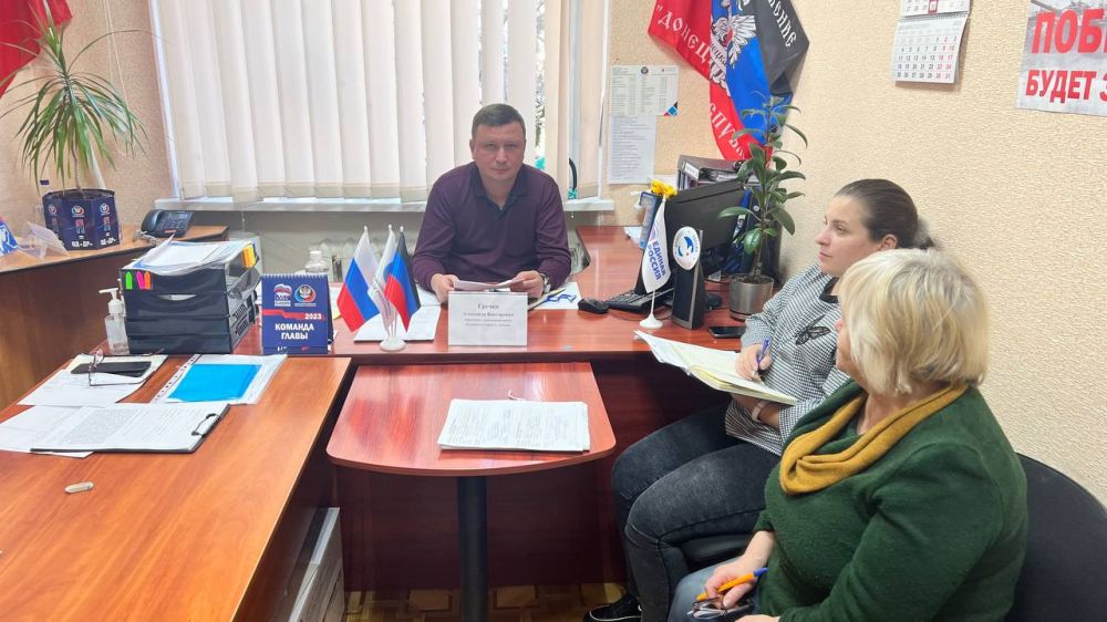 Василий Ткачук: Сегодня, 30 ноября, в общественной приемной Всероссийской политической партии «Единая Россия» Калининского района города Донецка состоялся приём граждан заместителем главы администрации района Александром Бойко