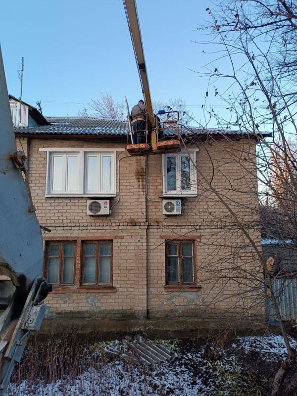 Василий Ткачук: Силами муниципального унитарного предприятия администрации города Донецка "Управляющая компания Калининского района г. Донецка" выполнены работы по замене шиферных листов по проспекту Мира 60