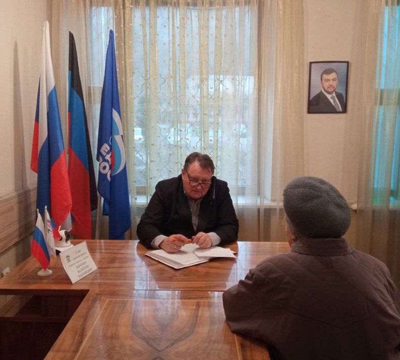 Сегодня, 4 декабря, в общественной приемной партии "Единая Россия" Киевского района г. Донецка, провел прием граждан глава администрации Киевского района г. Донецка Валентин Левченко