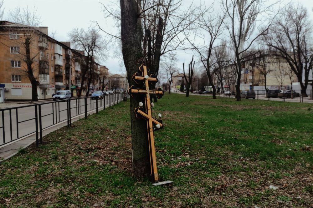 Денис Григорюк: В Калининском районе на бульваре Шевченко в память о погибших дончанах в результате обстрела ВСУ в августе 2014 года был установлен крест