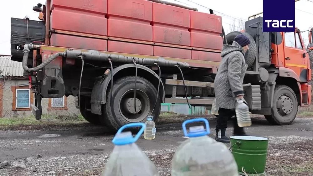 Кадры с горожанами в пункте подвоза воды в Ленинском районе Донецка