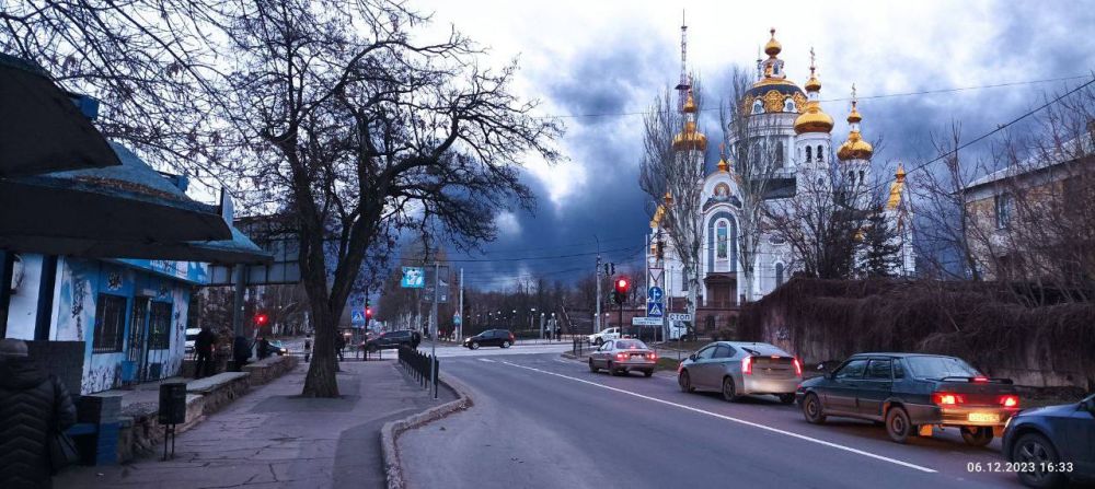 Виктория Мельникова: Это не тучи, это прилёт. Донецк после атаки украинских боевиков, вид на Будённовский район столицы ДНР Главред Подпишись