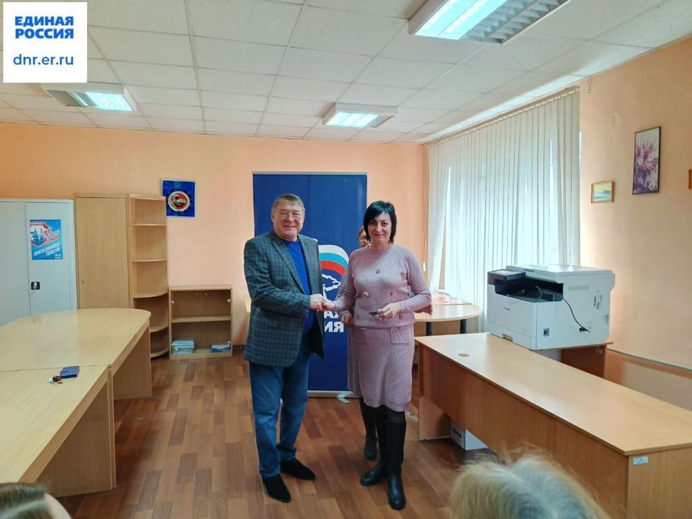 Сегодня, 6 декабря 2023 года глава администрации Кировского района г. Донецка Юрий Будрин провел торжественное вручение Партийных билетов Всероссийской политической партии