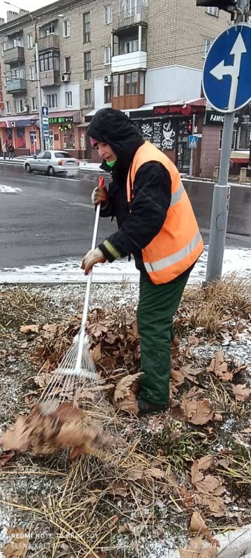 Василий Ткачук: Силами муниципального унитарного предприятия администрации города Донецка "ЗЕЛЕНСТРОЙ КАЛИНИНСКОГО РАЙОНА" ведутся работы по благоустройству бульвара Шевченко и бульвара Шахтостроителей