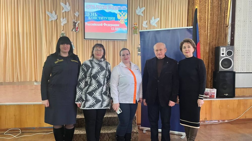 Василий Ткачук: Сегодня, 8 декабря, в Муниципальном бюджетном общеобразовательном учреждении «Специализированная школа № 35 города Донецка», состоялось мероприятие посвященное 30 - летию Конституции Российской Федерации