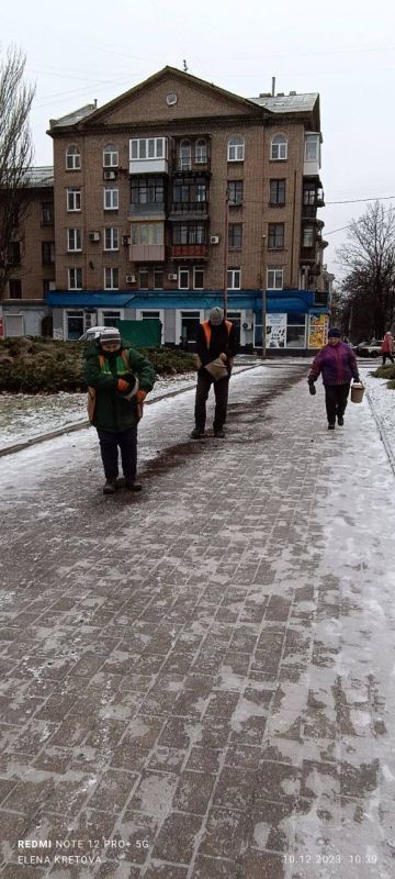Василий Ткачук: Силами муниципального унитарного предприятия администрации города Донецка "ЗЕЛЕНСТРОЙ КАЛИНИНСКОГО РАЙОНА" выполняется посыпка тротуаров и пешеходных переходов в Калининском районе