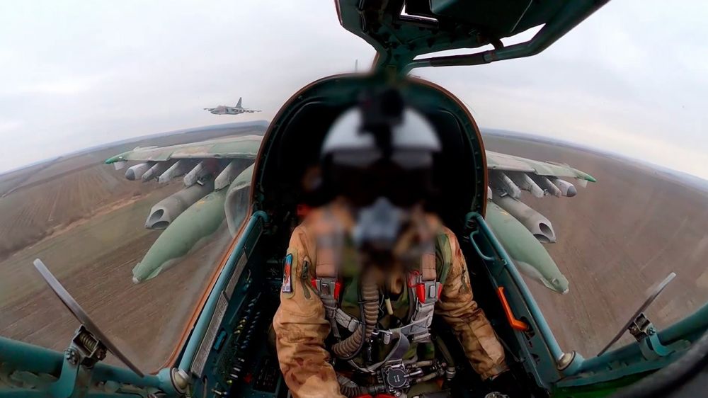 Штурмовики Су-25 «угостили» пехоту ВСУ неуправляемыми ракетами